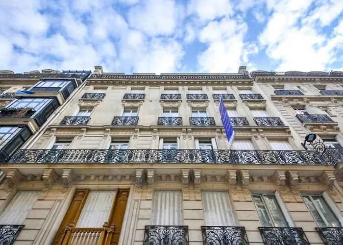 L'avenue Montaigne Paris