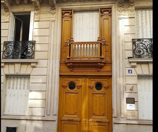L'avenue Montaigne Paris